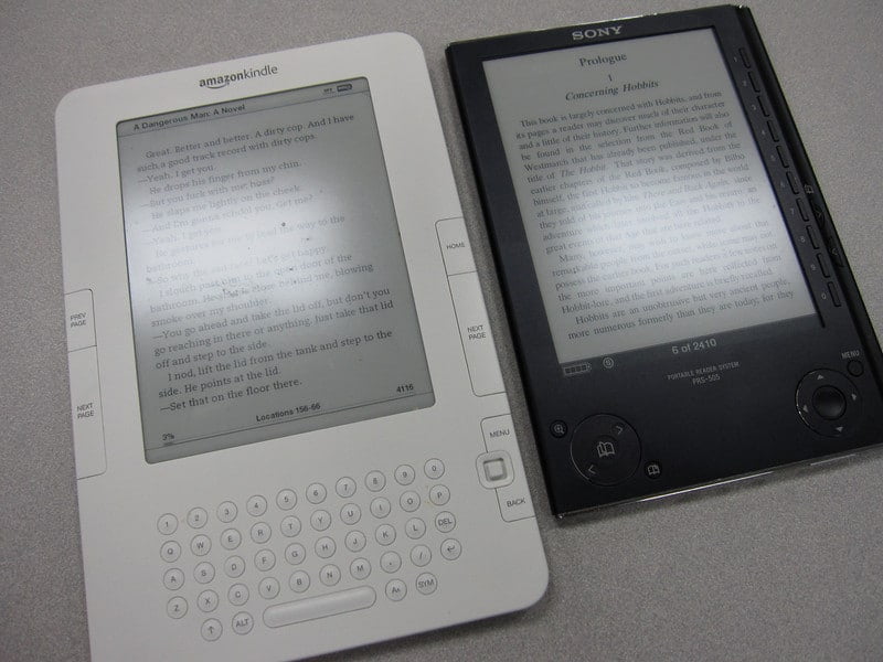 Photos of Kindle 2 and Sony Reader