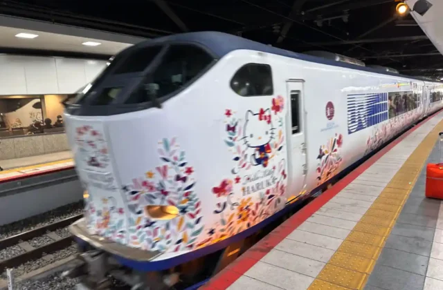 Haruka Express from Shin-Osaka to KIX. Easy and Comfortable Hello-Kitty Ride