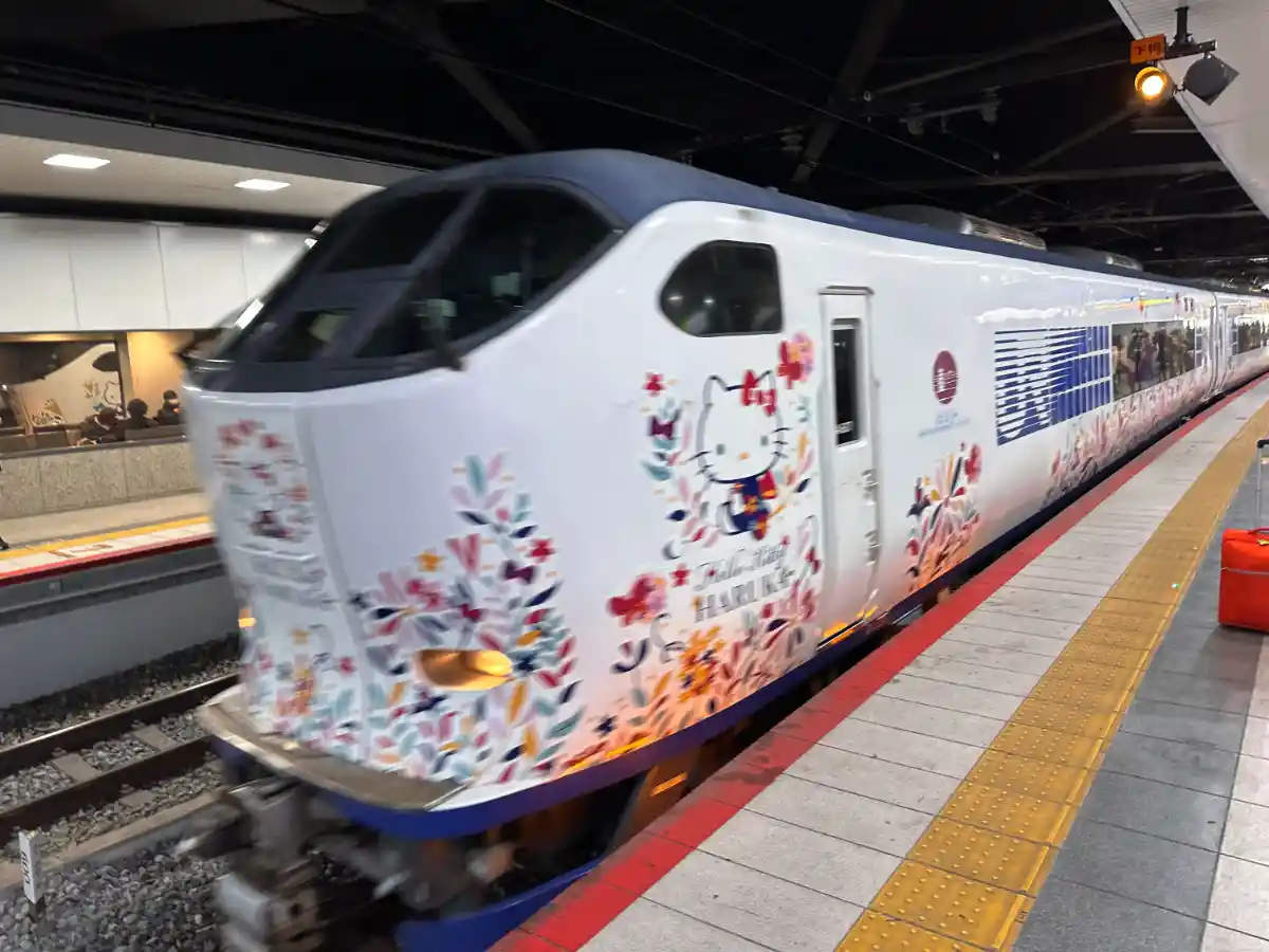 Haruka Express from Shin-Osaka to KIX. Easy and Comfortable Hello-Kitty Ride