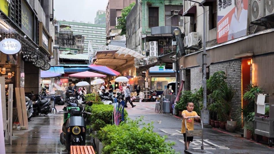 Insta360 Luna Ultra Unboxing: A Small Camera With Big Ambitions 18 Insta360 Luna Ultra Photos Taken in Taiwan