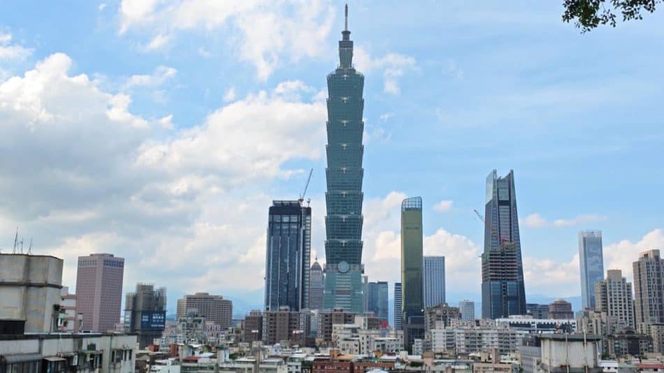 Insta360 Luna Ultra Unboxing: A Small Camera With Big Ambitions 23 Taipei 101 skyscraper dominates the city skyline with modern buildings.