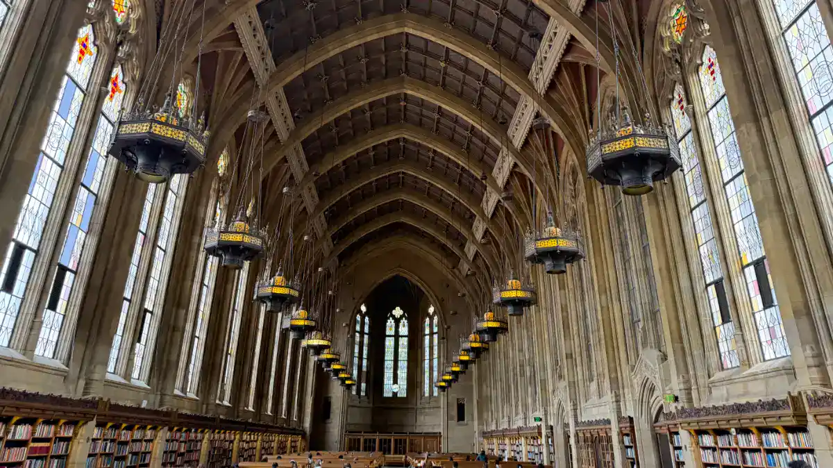 University of Washington Suzzallo and Allen Libraries aka Harry Potter Library : BEAUTIFUL 1 University of Washington Suzzallo Library's grand reading room with arched ceilings and stained glass.